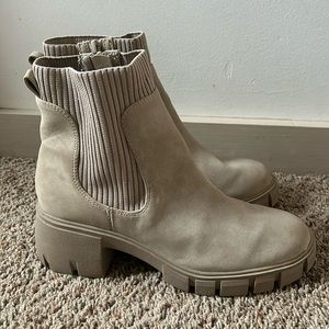 Cute and stylish cream/tan booties! Chunky heel. Great with any outfit!